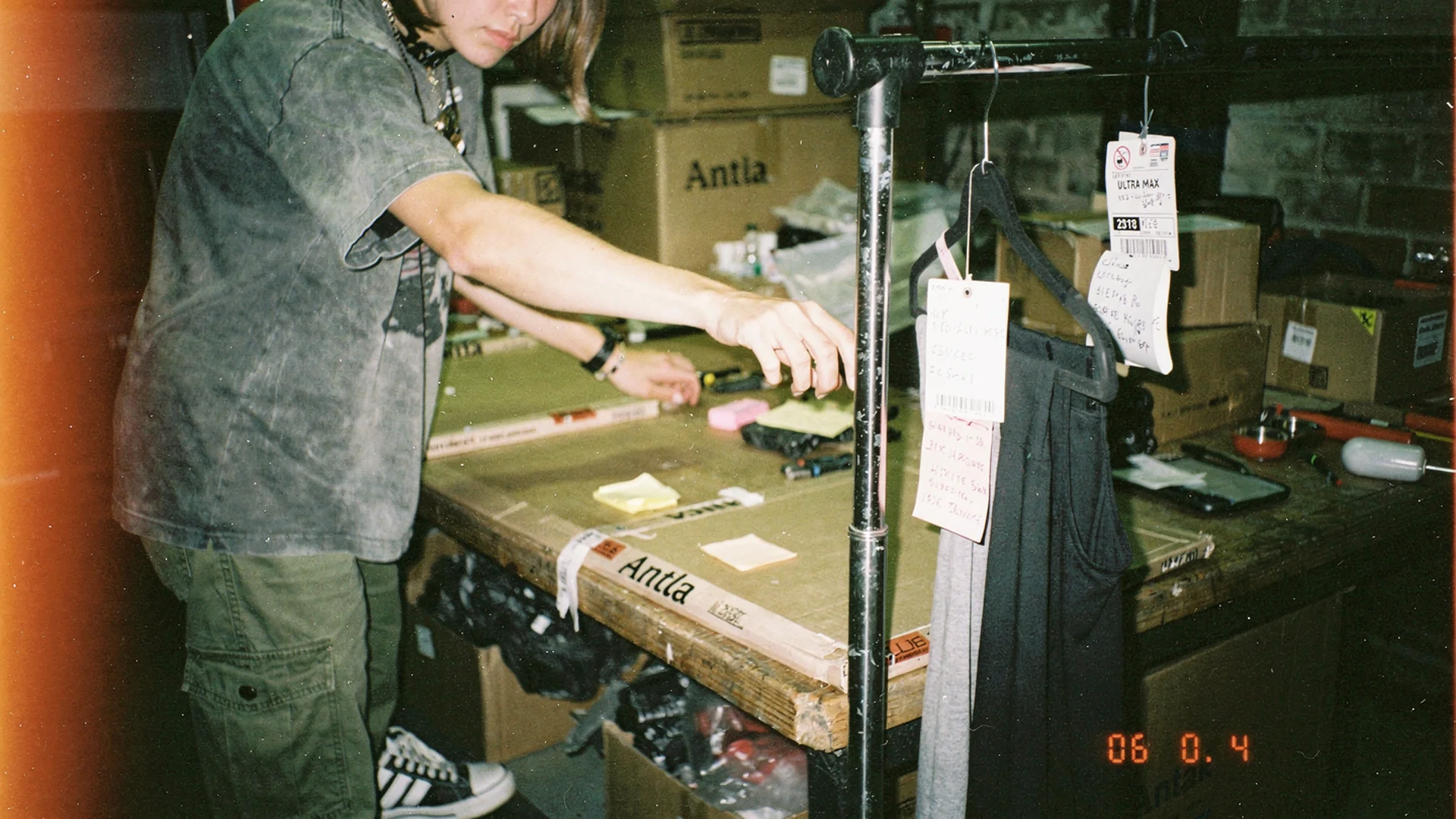 Shopify fashion manager analyzing multi-size bracketing orders and product-page fixes on a merchandising dashboard